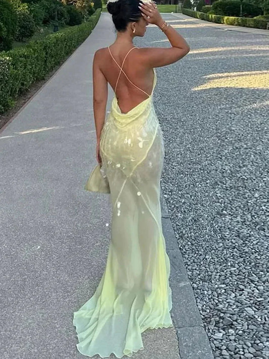 Vestido largo amarillo con lentejuelas espalda cruzada escote en V