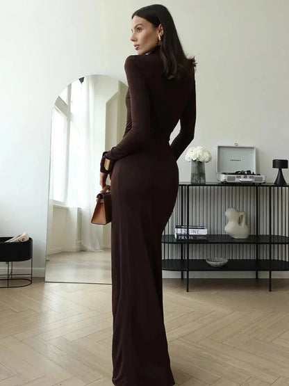 Vestido maxi marrón para mujer con cuello alto y mangas largas