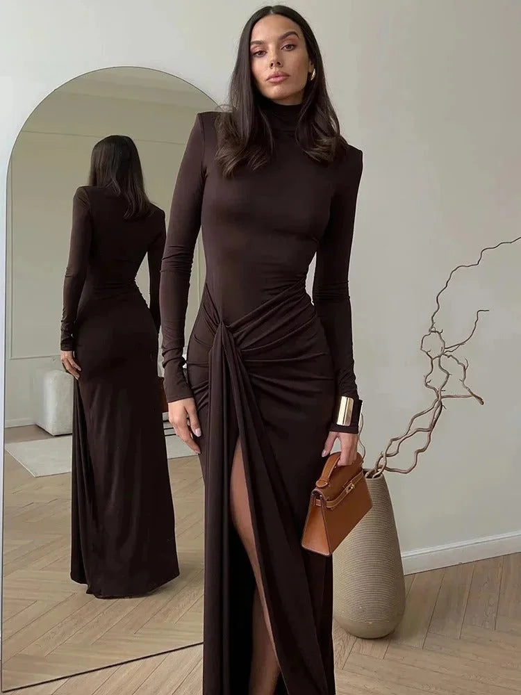 Vestido maxi marrón para mujer con cuello alto y mangas largas
