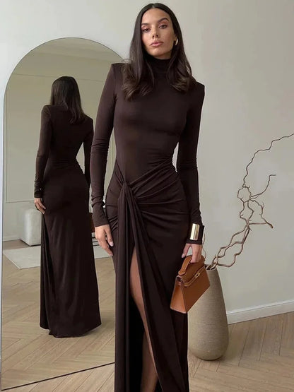 Vestido maxi marrón para mujer con cuello alto y mangas largas