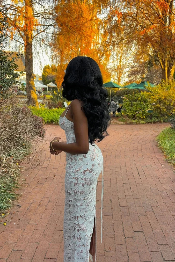 Vestido largo ajustado de encaje blanco con tirantes finos