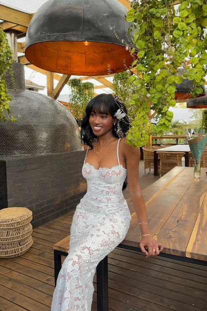 Vestido largo ajustado de encaje blanco con tirantes finos