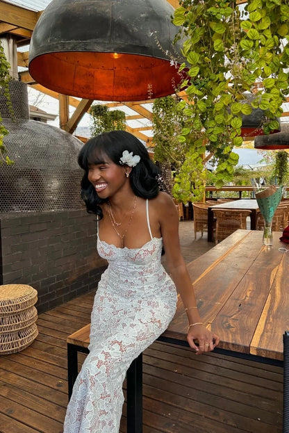 Vestido largo ajustado de encaje blanco con tirantes finos