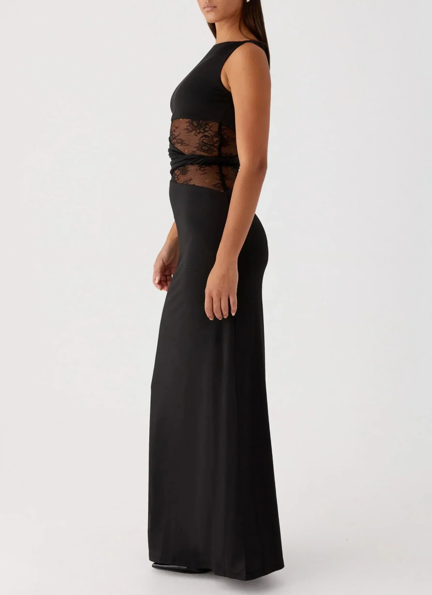 Vestido largo negro con encaje y recortes
