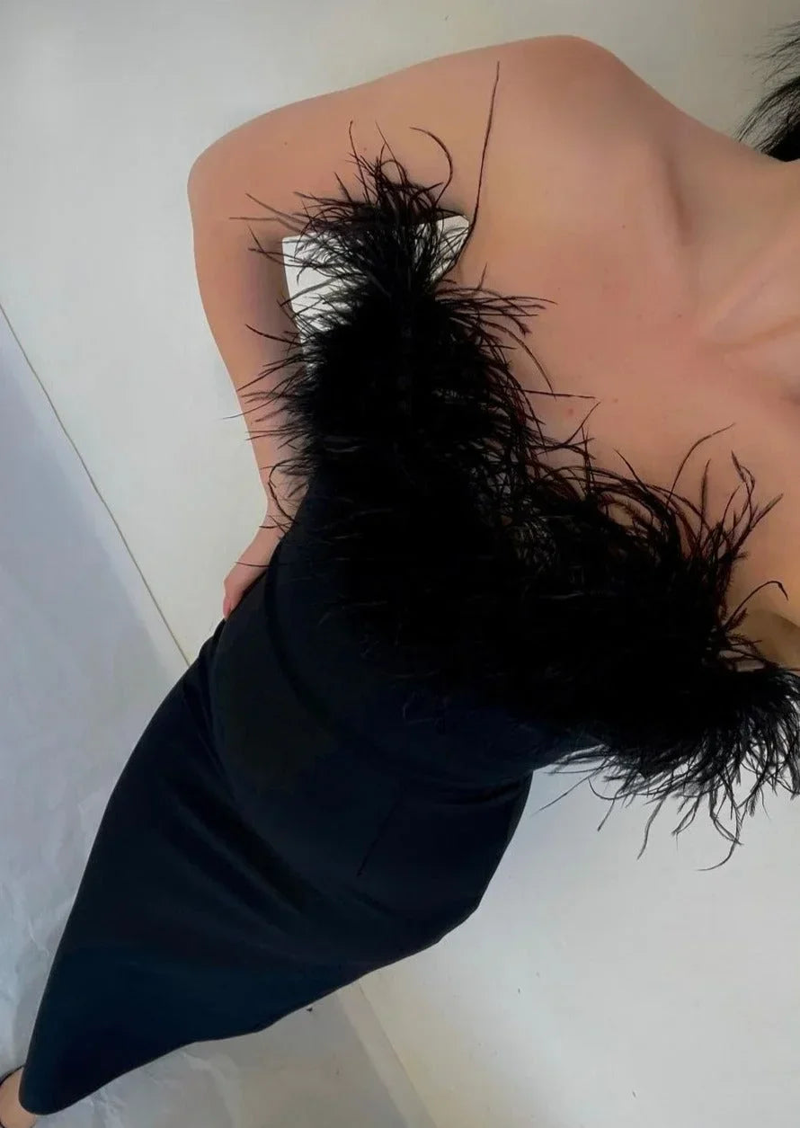 Vestido largo negro sin tirantes con detalle de plumas