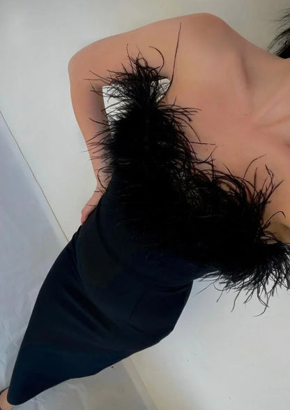 Vestido largo negro sin tirantes con detalle de plumas