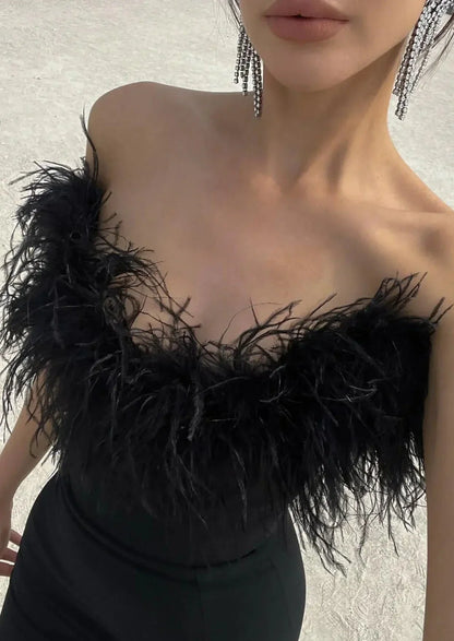 Vestido largo negro sin tirantes con detalle de plumas