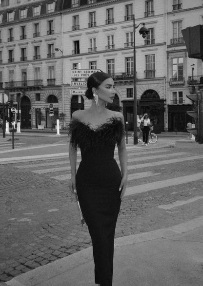 Vestido largo negro sin tirantes con detalle de plumas