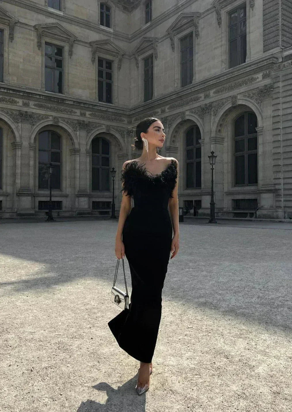 Vestido largo negro sin tirantes con detalle de plumas