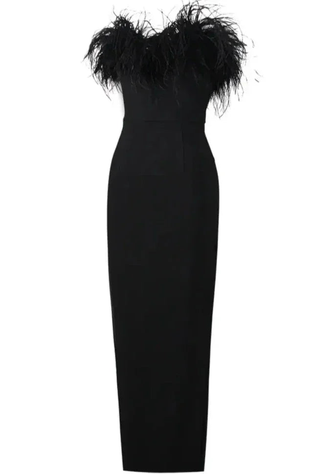 Vestido largo negro sin tirantes con detalle de plumas