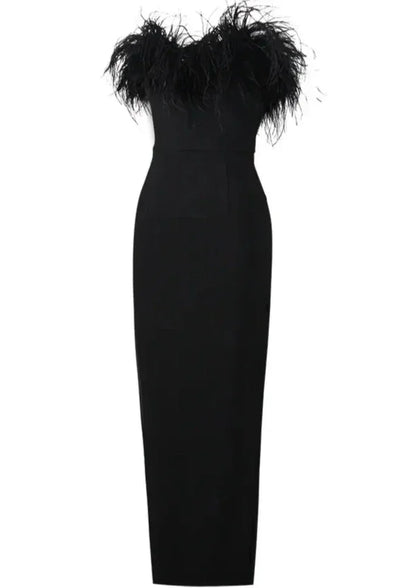 Vestido largo negro sin tirantes con detalle de plumas