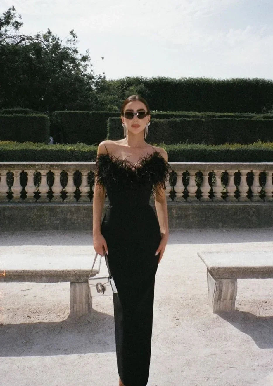 Vestido largo negro sin tirantes con detalle de plumas