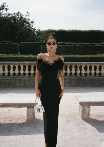 Vestido largo negro sin tirantes con detalle de plumas