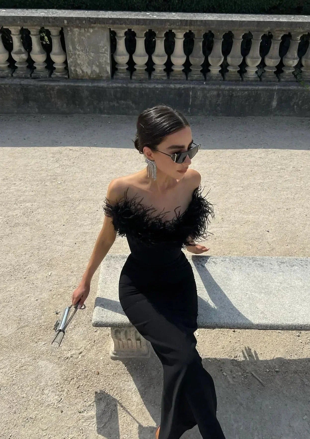 Vestido largo negro sin tirantes con detalle de plumas