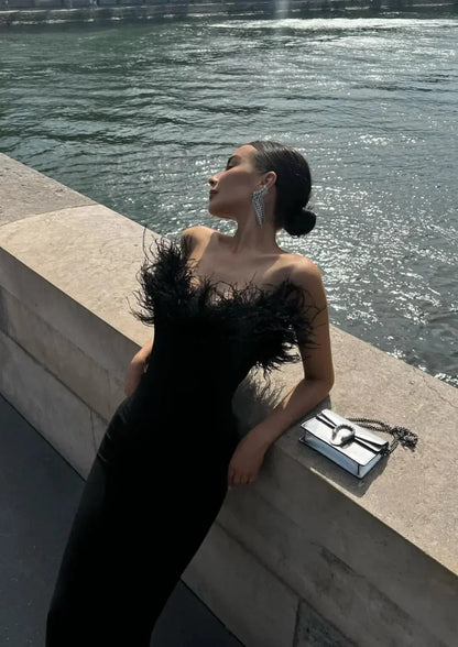 Vestido largo negro sin tirantes con detalle de plumas