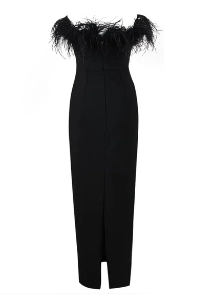 Vestido largo negro sin tirantes con detalle de plumas