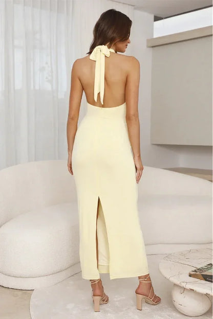 Vestido largo amarillo con cuello halter y pliegues