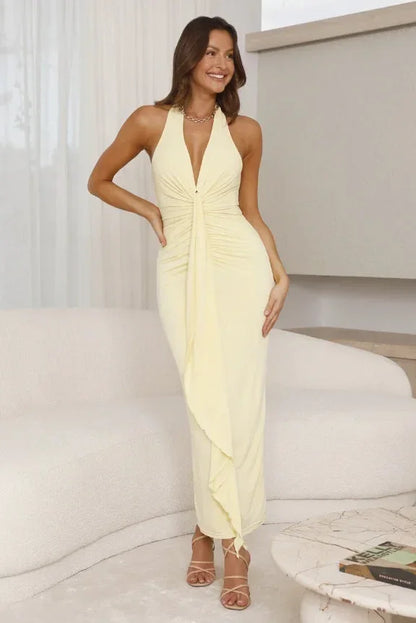 Vestido largo amarillo con cuello halter y pliegues
