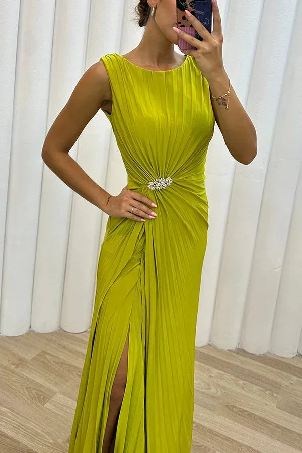 Vestido largo con abertura y broche de fiesta sin mangas