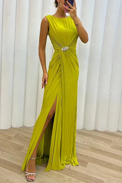 Vestido largo con abertura y broche de fiesta sin mangas