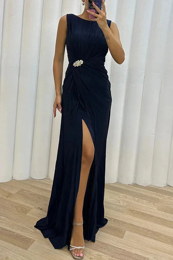 Vestido largo con abertura y broche de fiesta sin mangas