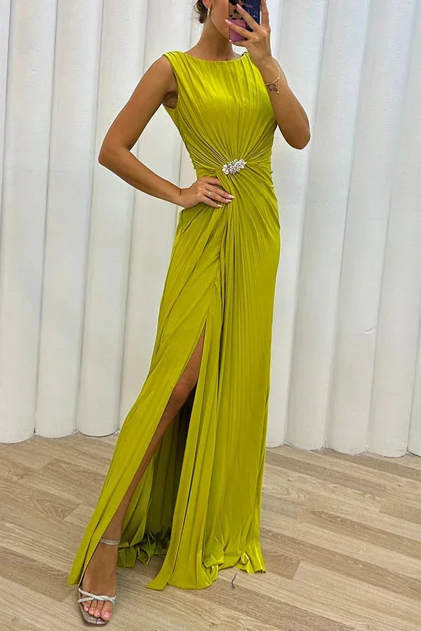 Vestido largo con abertura y broche de fiesta sin mangas