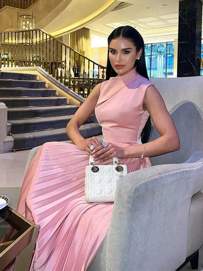 Vestido largo mujer rosa plisado con cuello asimétrico ceremonia