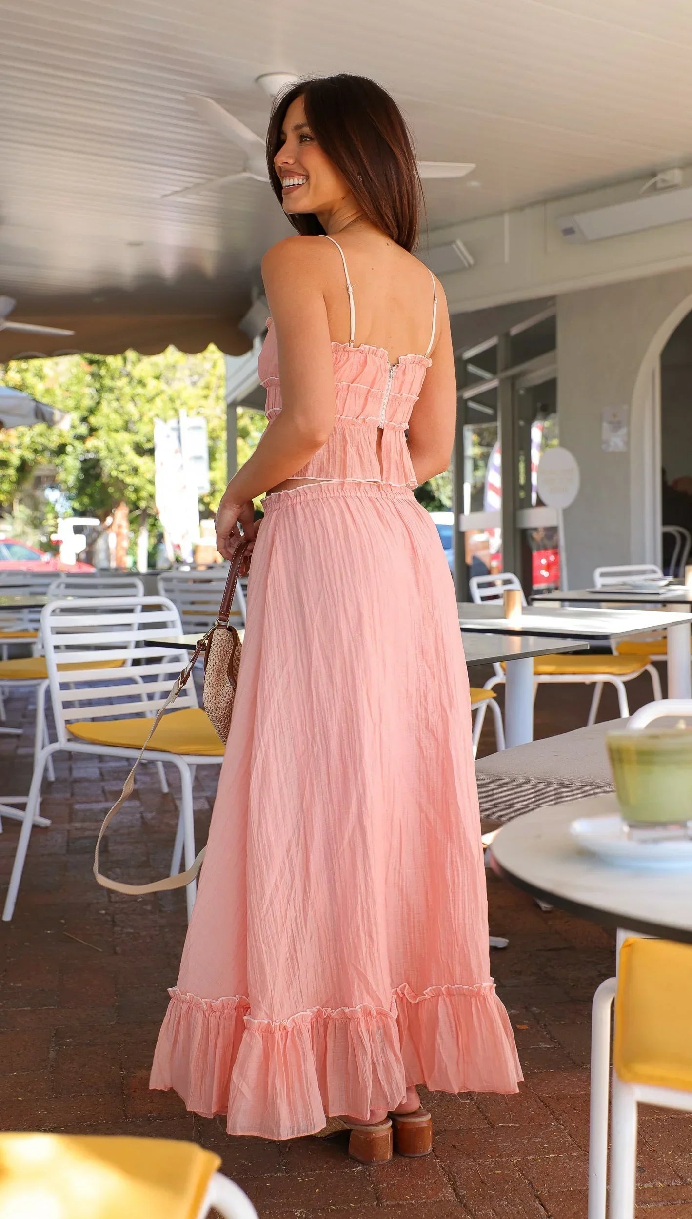 Vestido largo rosa de mujer con volantes y cintas para verano