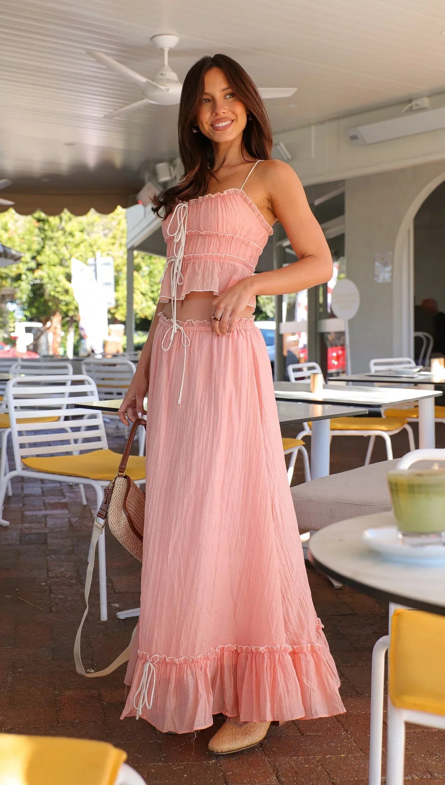 Vestido largo rosa de mujer con volantes y cintas para verano