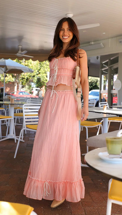 Vestido largo rosa de mujer con volantes y cintas para verano