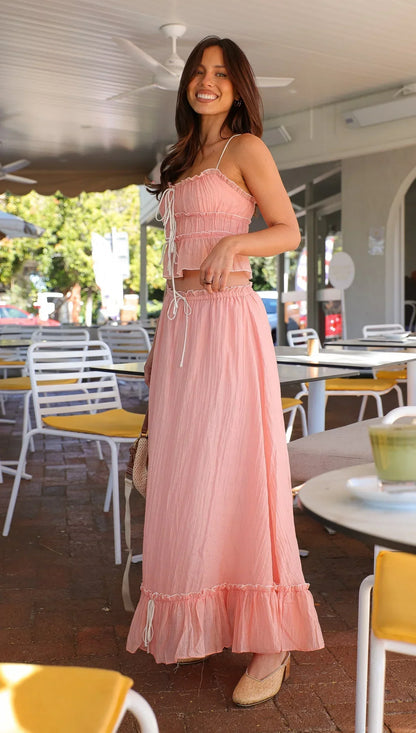 Vestido largo rosa de mujer con volantes y cintas para verano