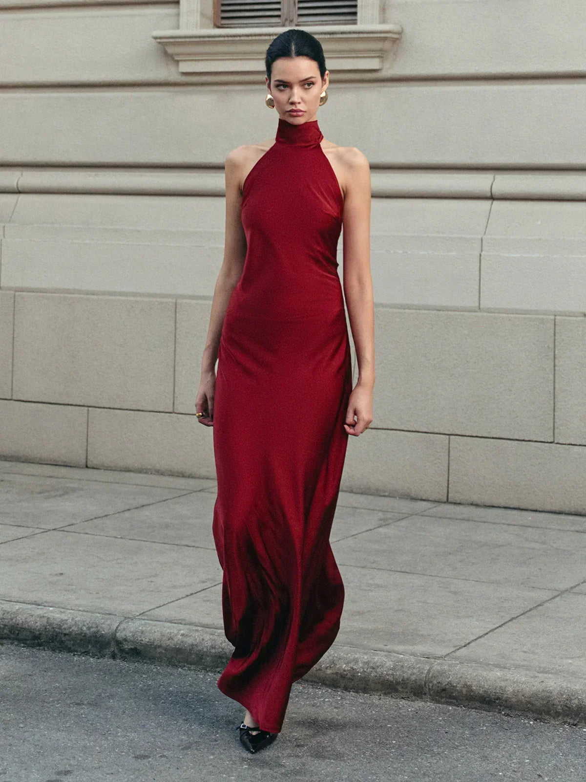 Vestido largo de mujer rojo de espalda descubierta con lazo largo