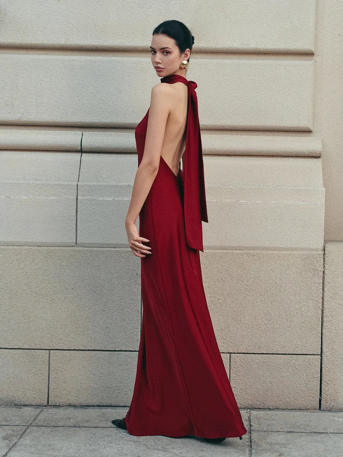 Vestido largo de mujer rojo de espalda descubierta con lazo largo