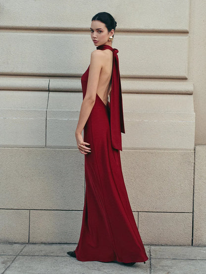 Vestido largo de mujer rojo de espalda descubierta con lazo largo