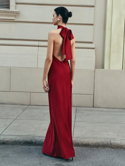 Vestido largo de mujer rojo de espalda descubierta con lazo largo