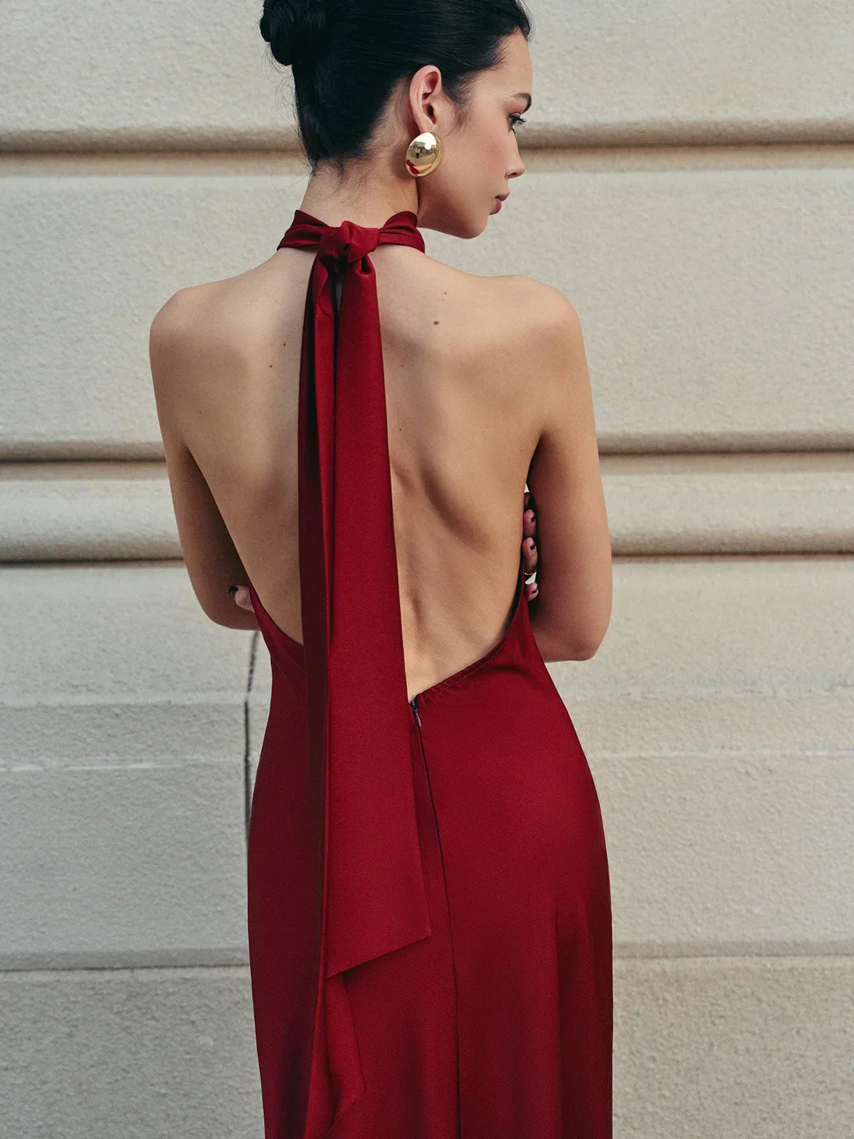Vestido largo de mujer rojo de espalda descubierta con lazo largo