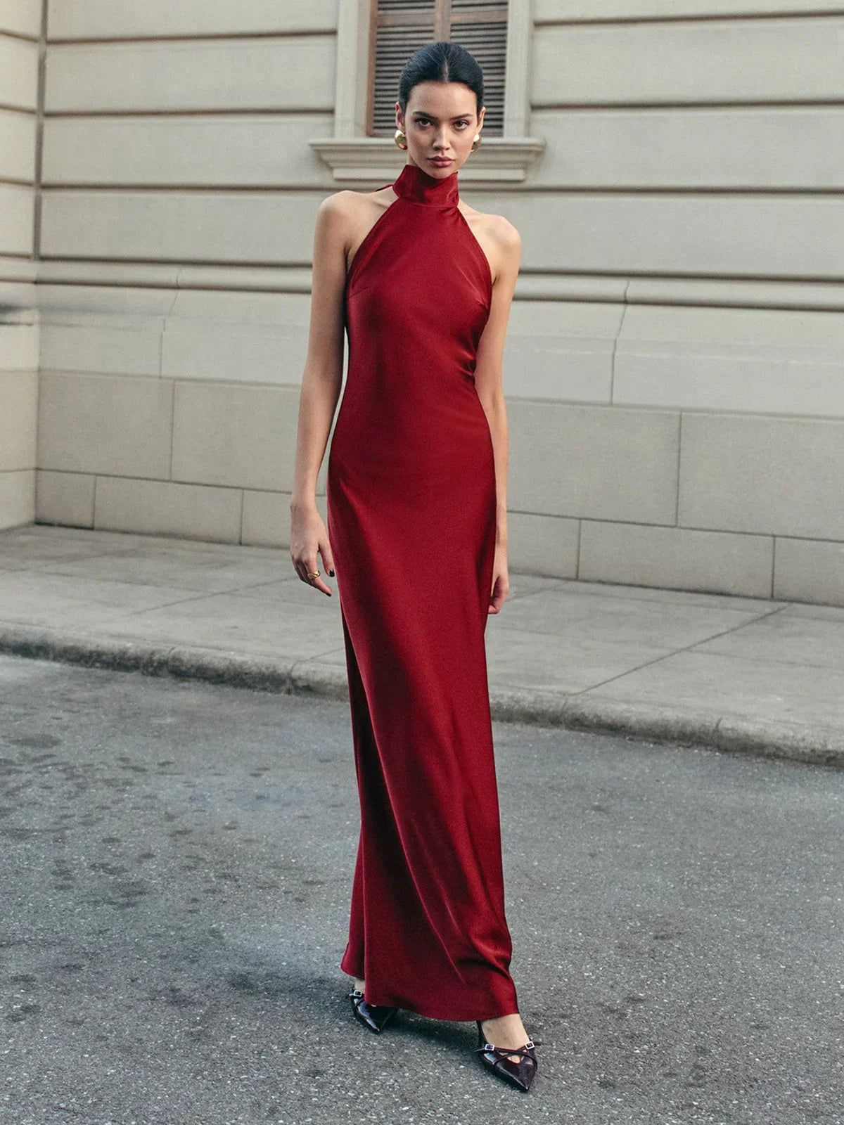 Vestido largo de mujer rojo de espalda descubierta con lazo largo