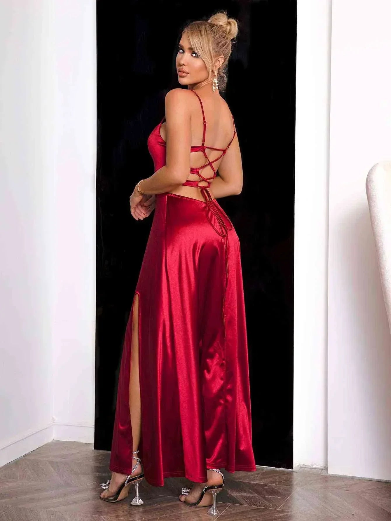 Vestido largo satinado rojo con abertura y tirantes finos