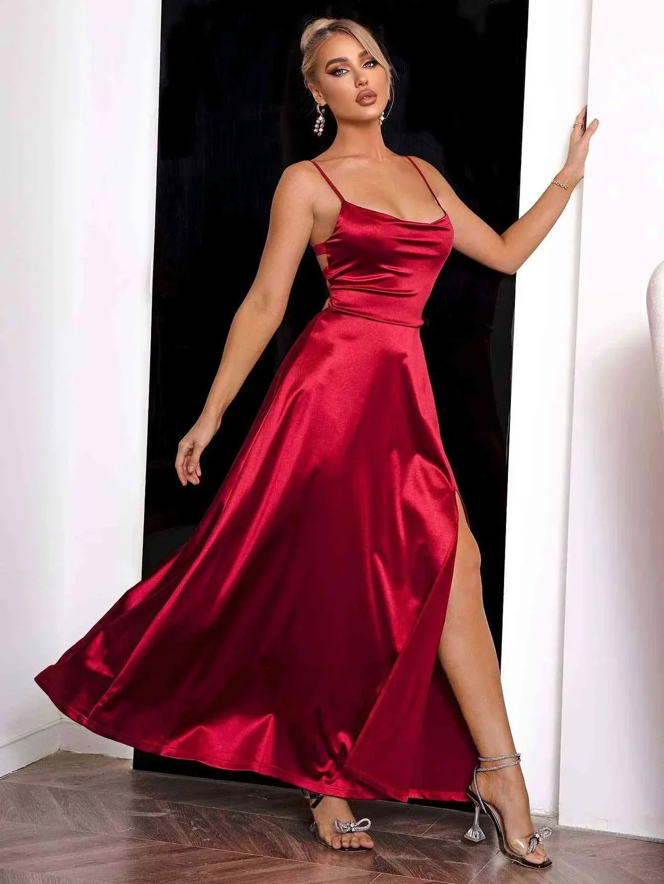 Vestido largo satinado rojo con abertura y tirantes finos