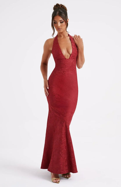Vestido largo rojo texturizado cuello halter con escote pronunciado