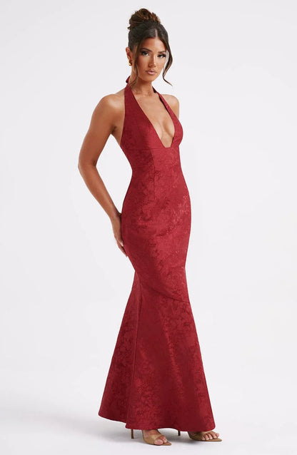 Vestido largo rojo texturizado cuello halter con escote pronunciado