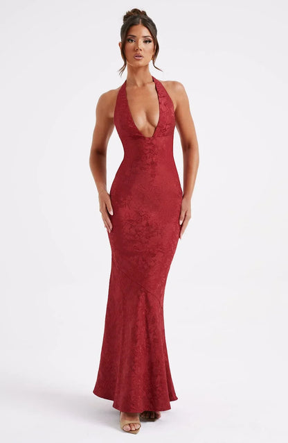 Vestido largo rojo texturizado cuello halter con escote pronunciado