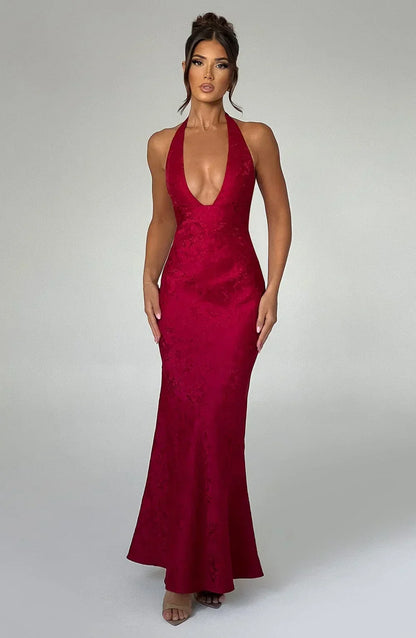 Vestido largo rojo texturizado cuello halter con escote pronunciado