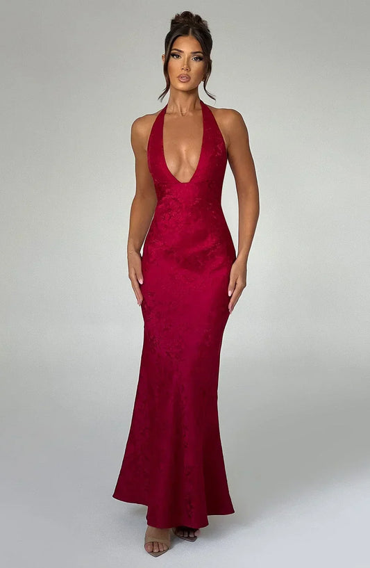 Vestido largo rojo texturizado cuello halter con escote pronunciado