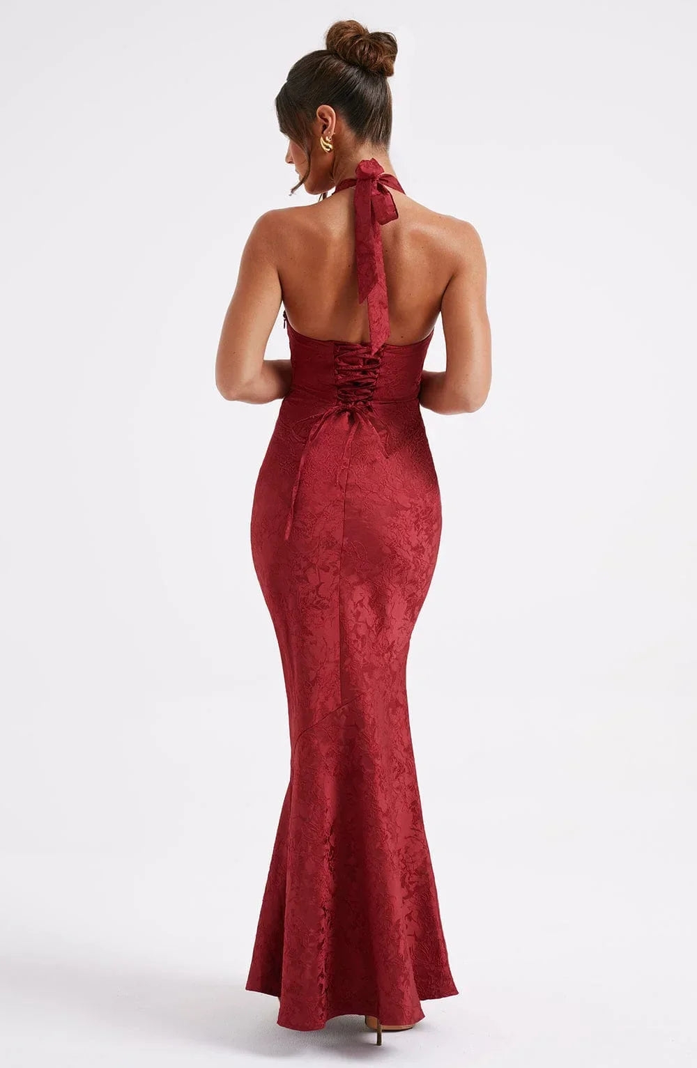 Vestido largo rojo texturizado cuello halter con escote pronunciado