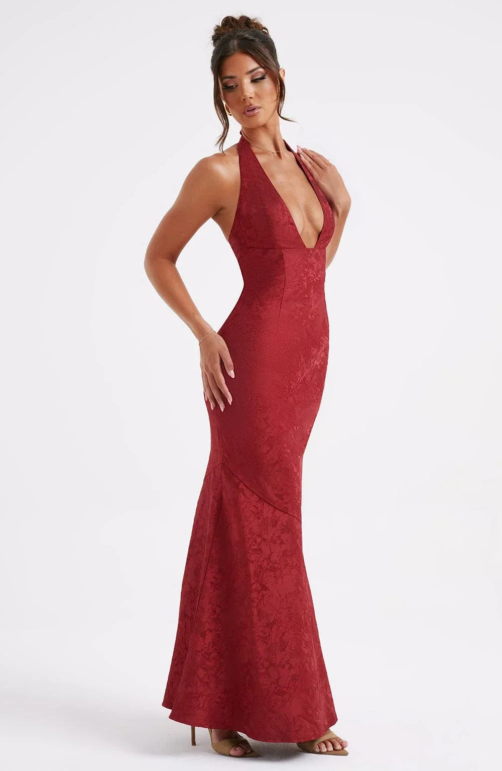 Vestido largo rojo texturizado cuello halter con escote pronunciado