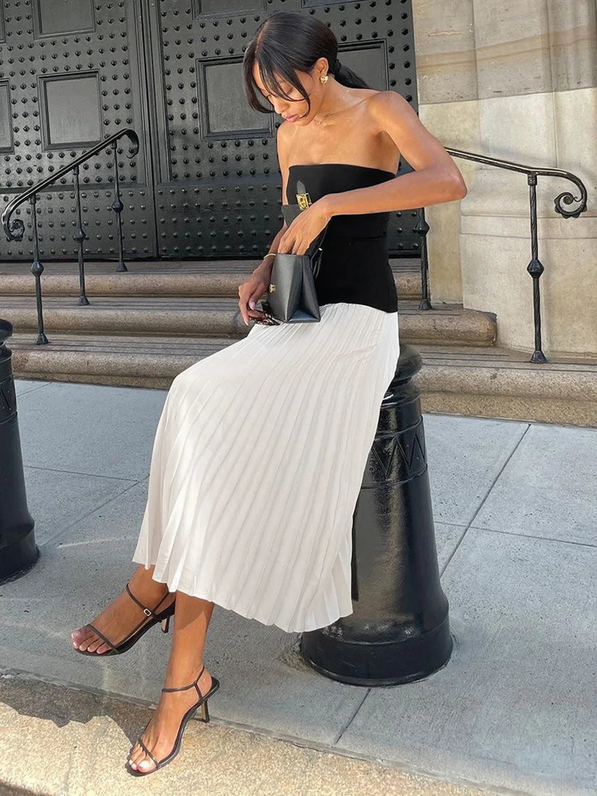 Vestido largo de mujer sin tirantes con falda plisada
