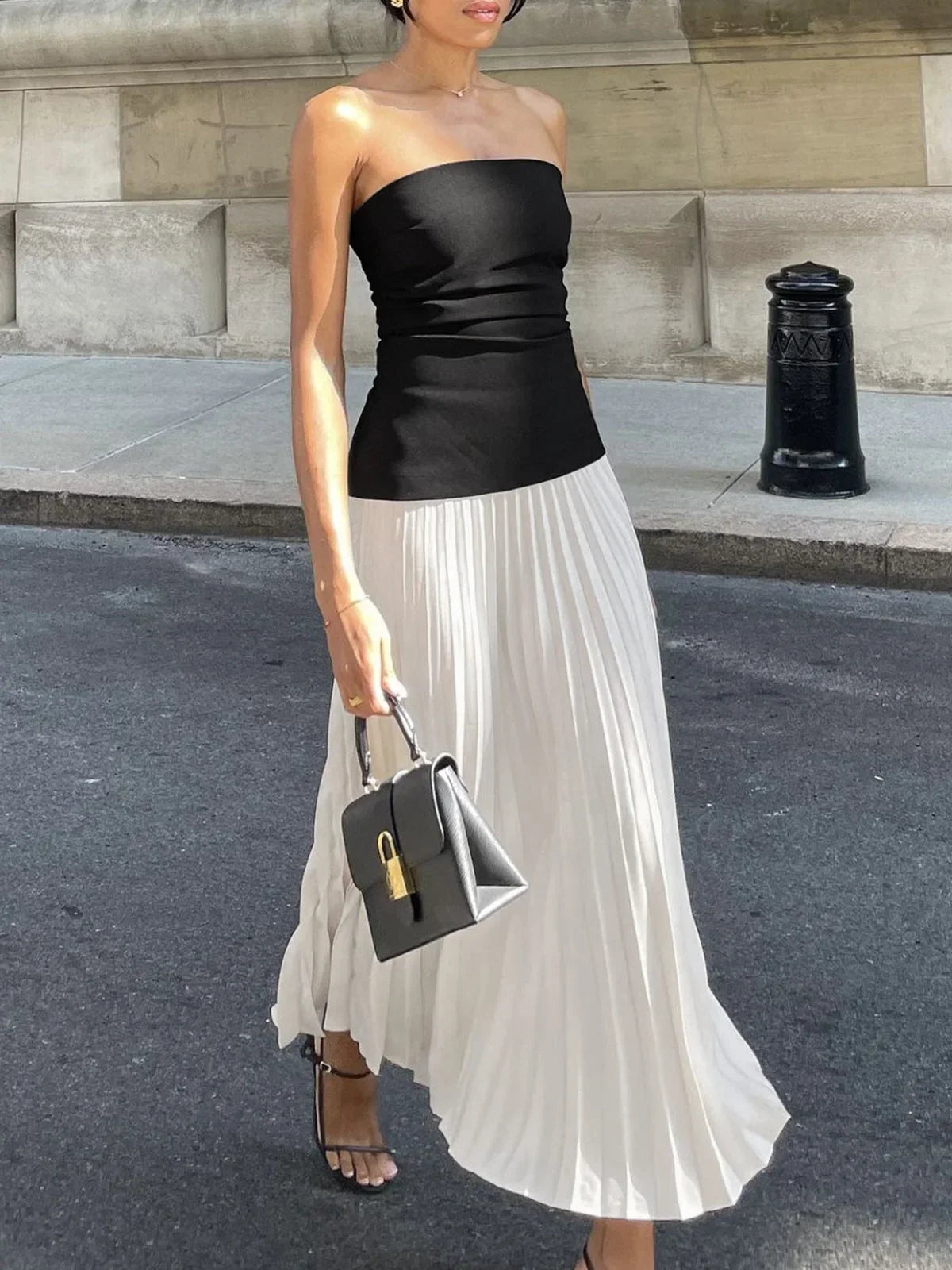 Vestido largo de mujer sin tirantes con falda plisada