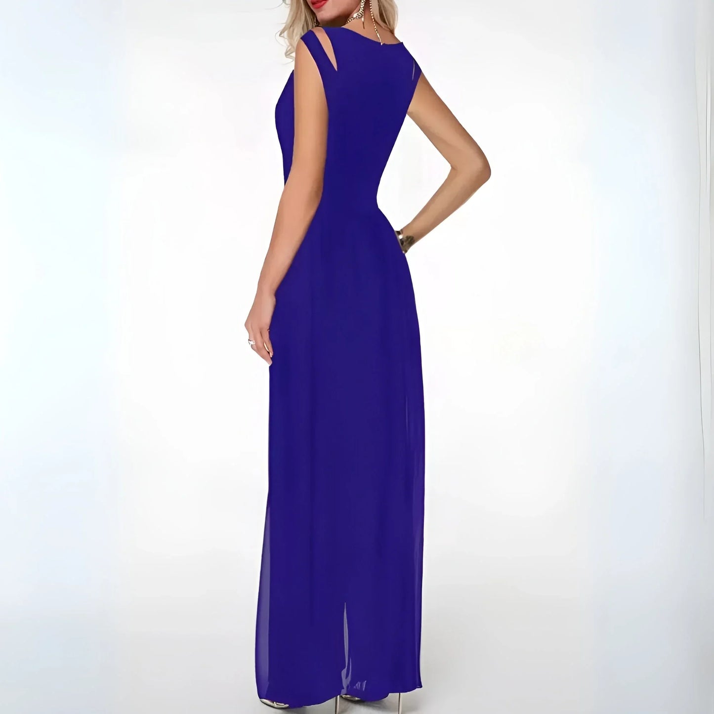 Vestido largo de noche sin mangas con recortes elegantes