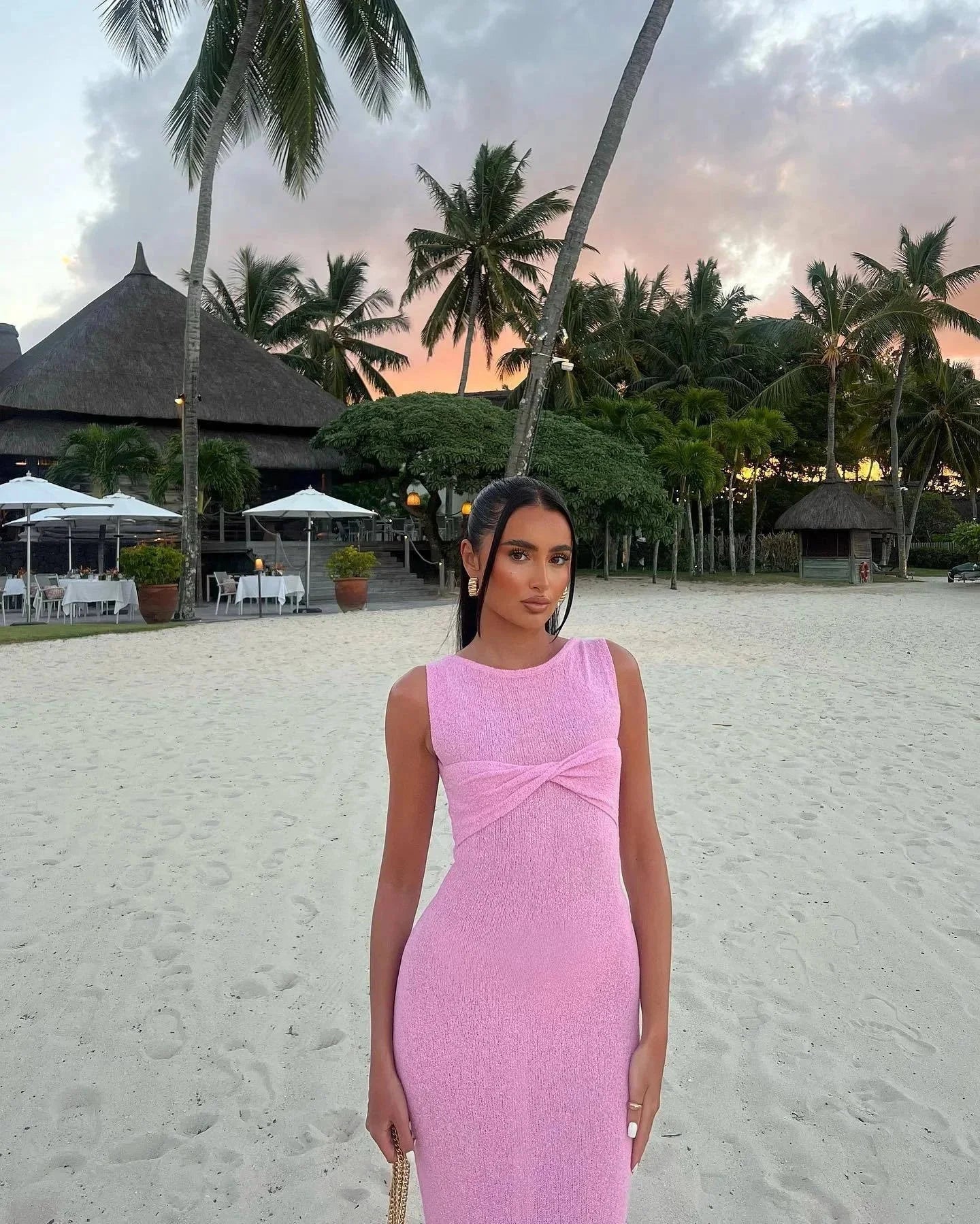 Vestido largo de mujer sin mangas con detalle retorcido